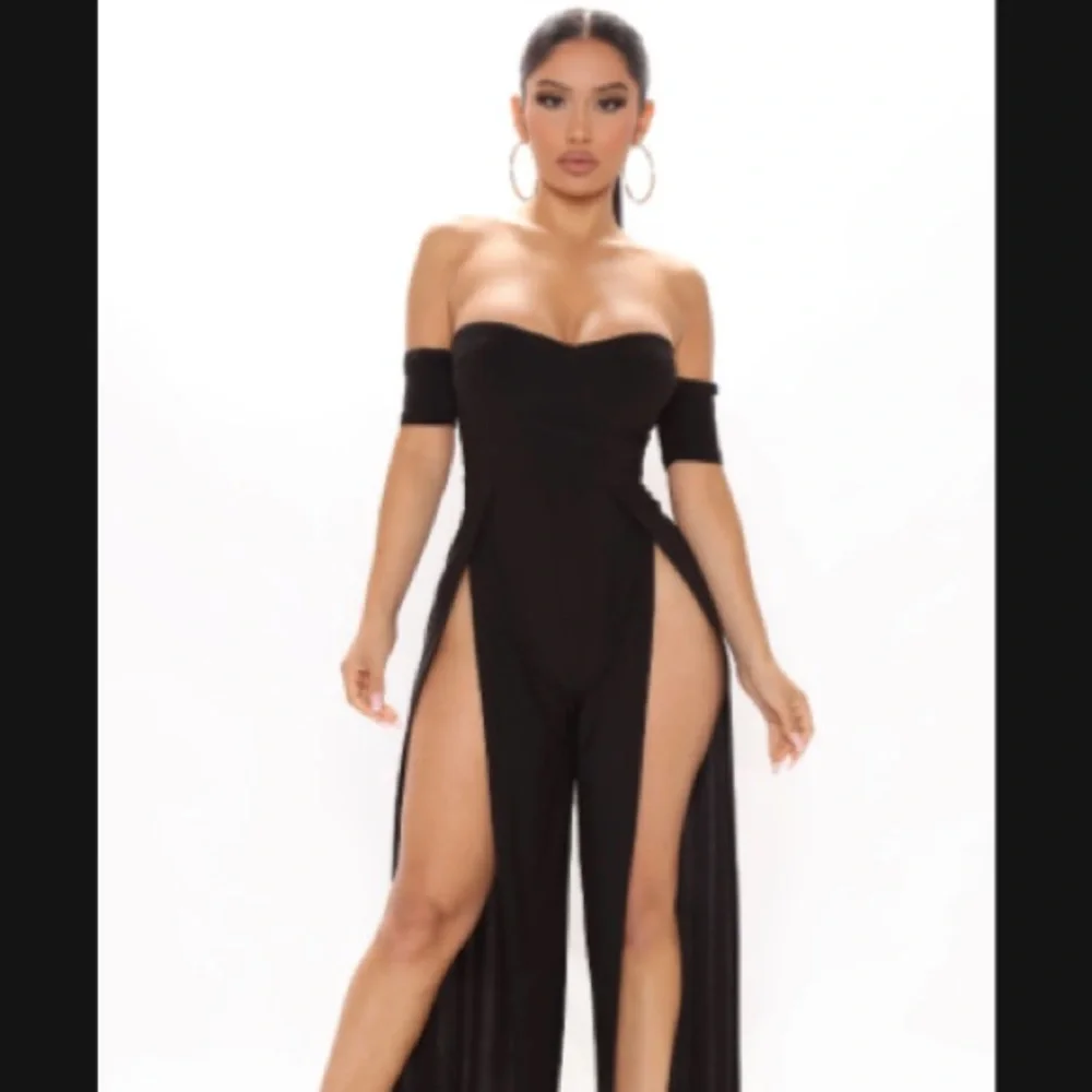Elegant Black Off-Shoulder Jumpsuit - Picture 1 of 3